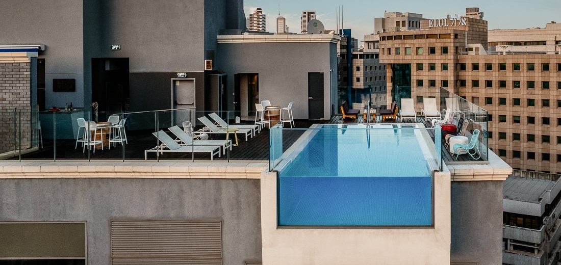 Piscina infinity en la azotea del hotel